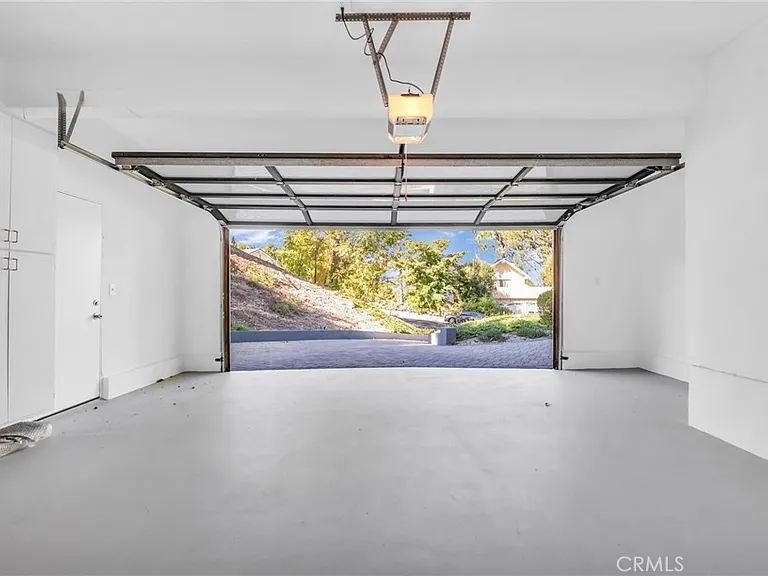 4642 Poe Ave — Photo 17