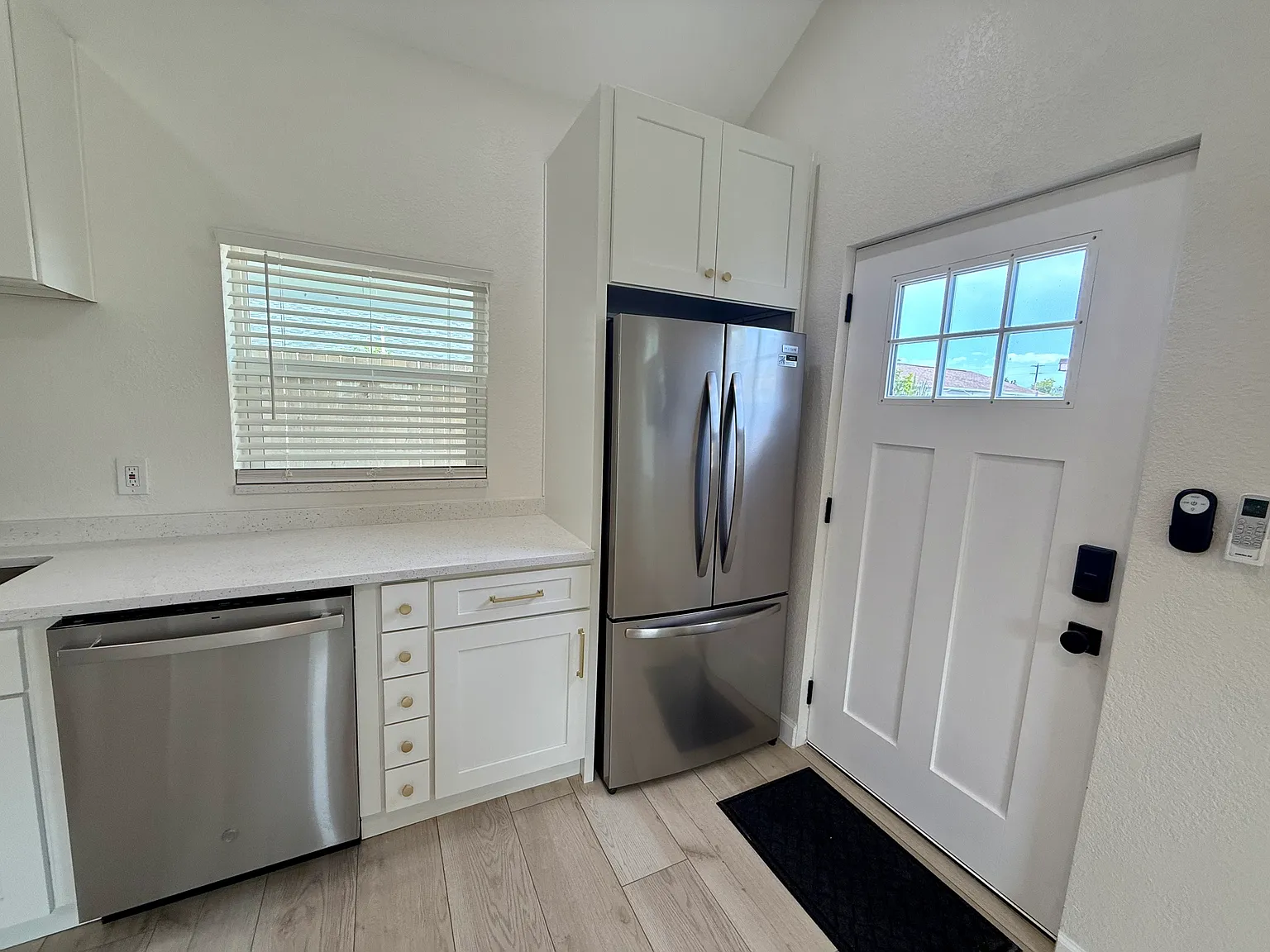 Studio, 330 sqft, $1,325 — Photo 3