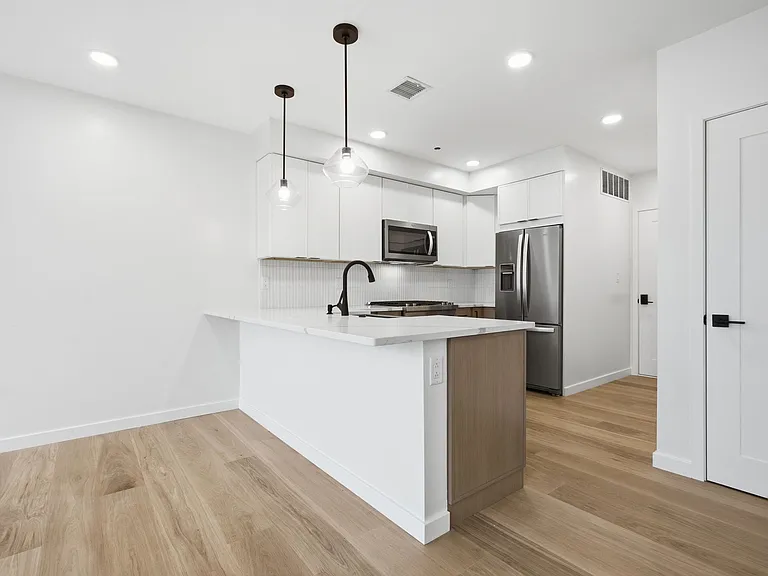 457 W Broadway #203 — Photo 4