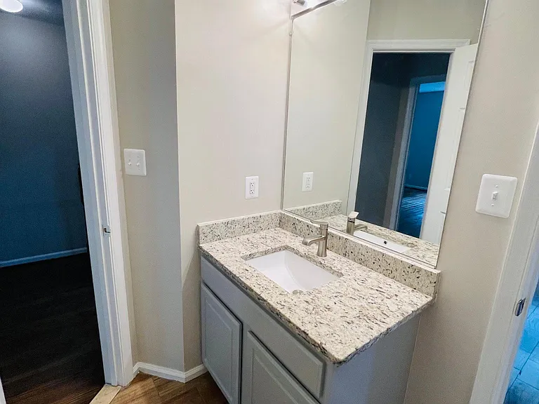 302 Regina Ln — Photo 6