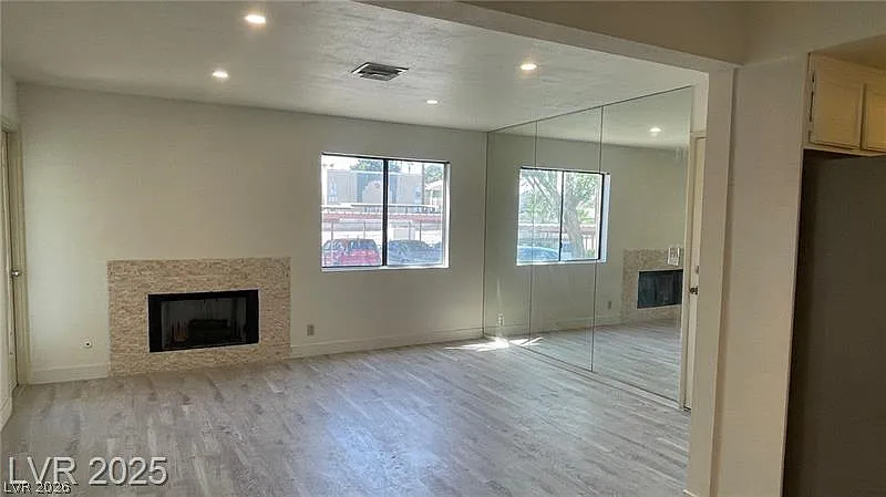 2 bed, 2.0 bath, 970 sqft, $1,350 — Photo 2