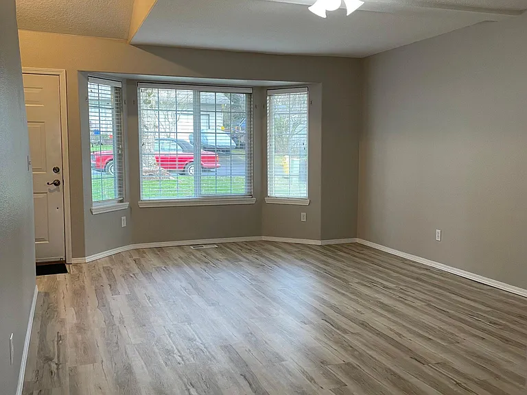 23349 SW Pine St — Photo 4