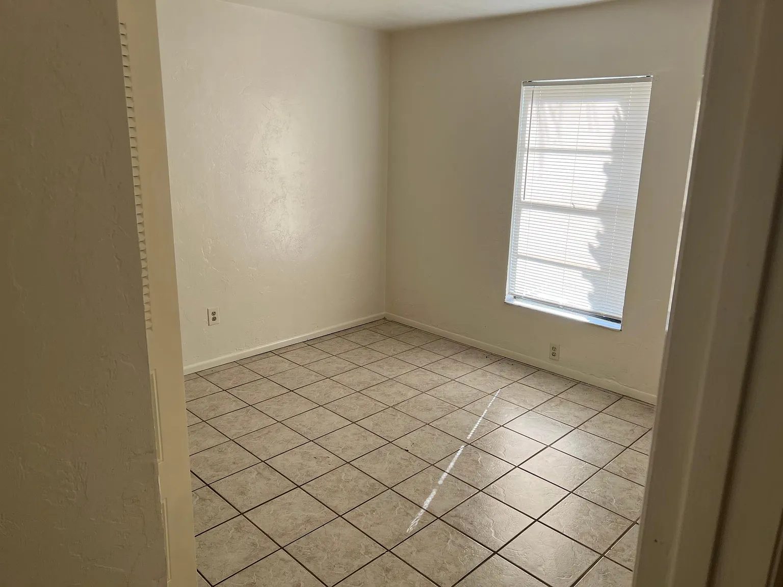 2361 SW 31st Pl — Photo 4