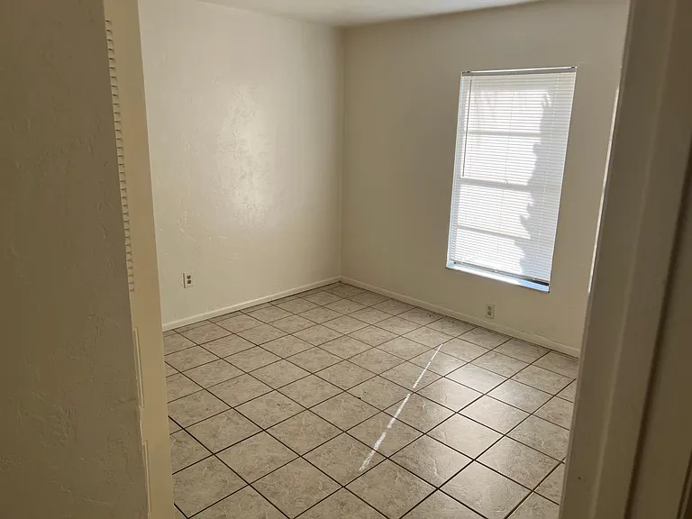 2361 SW 31st Pl #7 — Photo 2