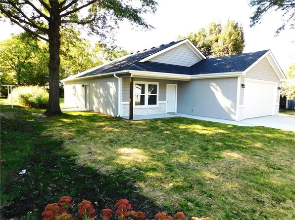 902 S Main St, Holden, MO 64040