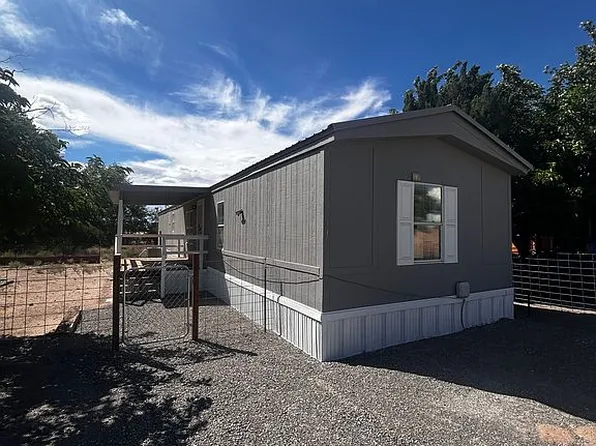 17 Meadow Lake Rd, Los Lunas, NM 87031