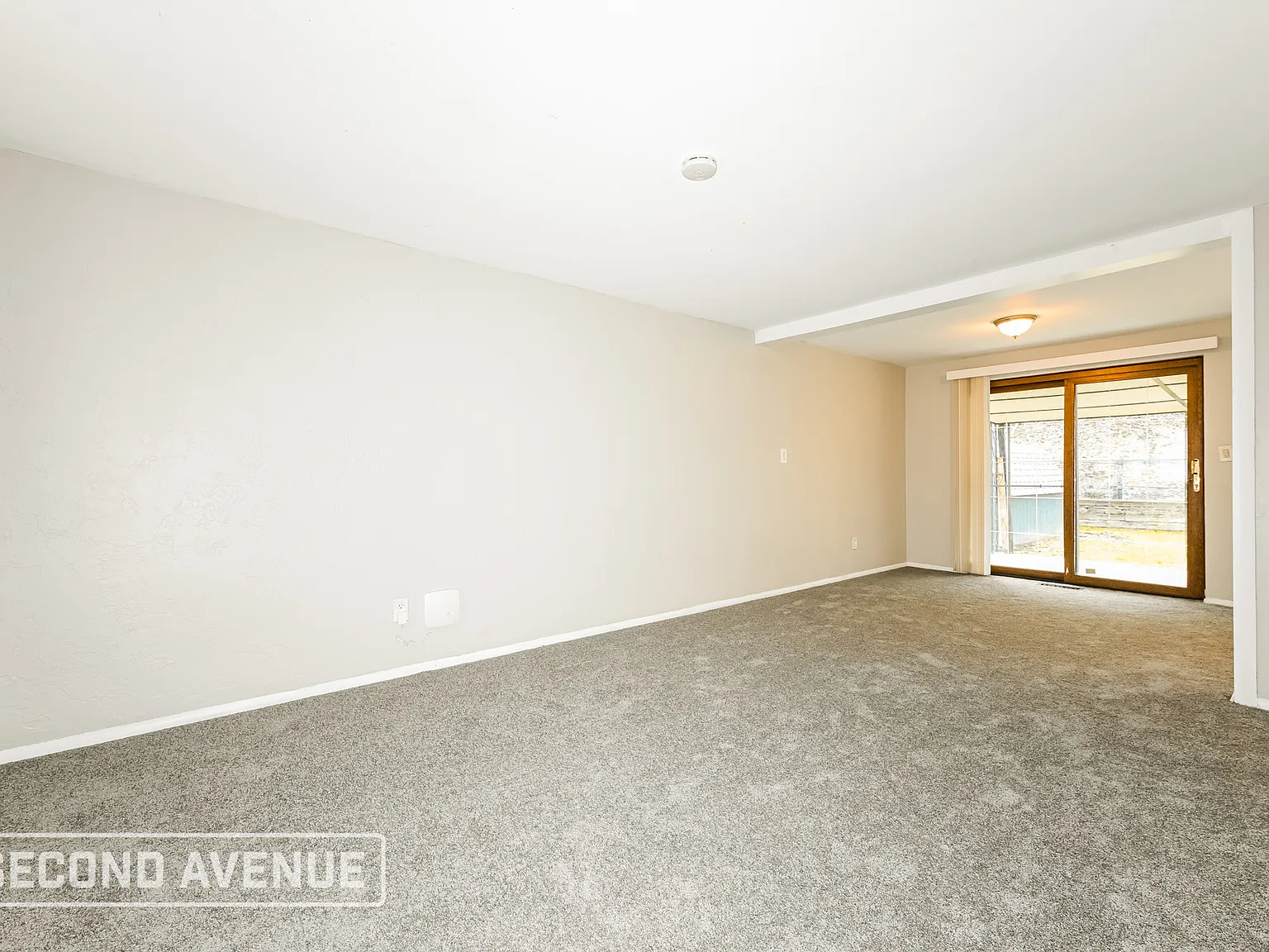 3 bed, 1.5 bath, 1042 sqft, $1,618 — Photo 3