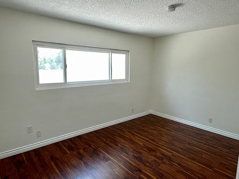 4553 Huntington Dr N #FRONT — Photo 8