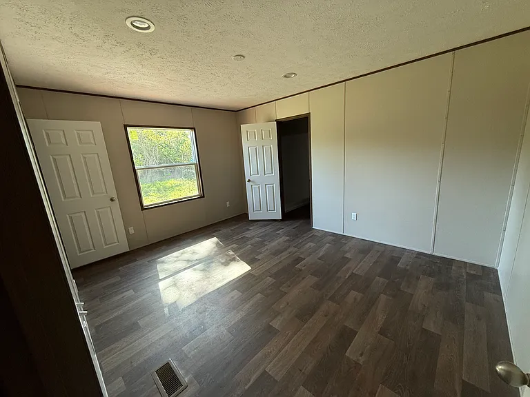 3807 E 6th St — Photo 12
