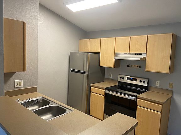 3rd image of 940 Village Trl #6