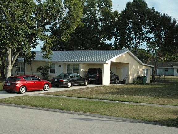 3rd image of 433 NE Camelot Drive