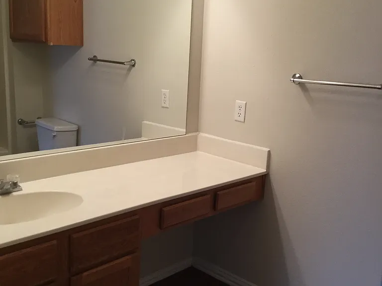 943 Sylvia St — Photo 3