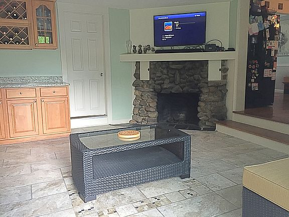 Sun room with wet bar