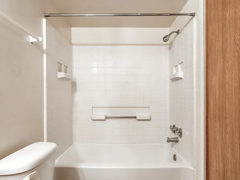 Bay Pointe Apartments — Photo 16