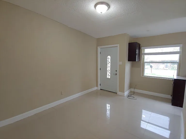 2347 Keith St — Photo 2