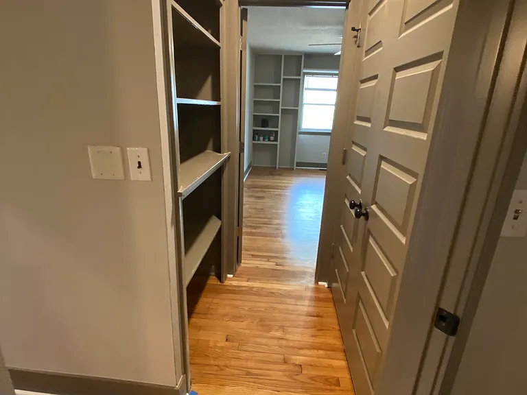 Hall between front bedrooms
