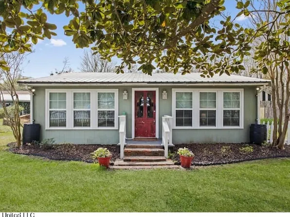 1136 Longo St, Waveland, MS 39576