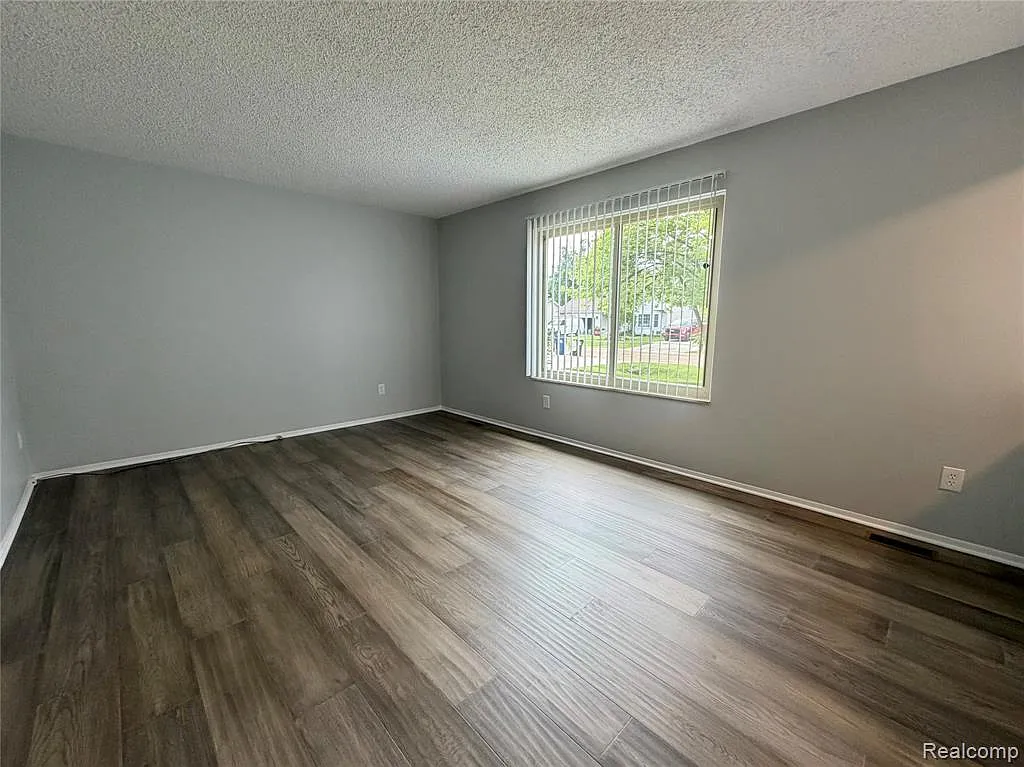 3 bed, 1.5 bath, 1365 sqft, $1,900 — Photo 4