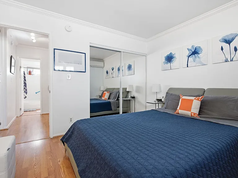 22030 Calvert St #6 — Photo 14