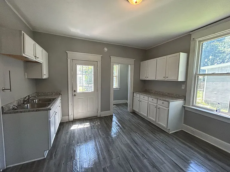 503 W 17th St — Photo 13