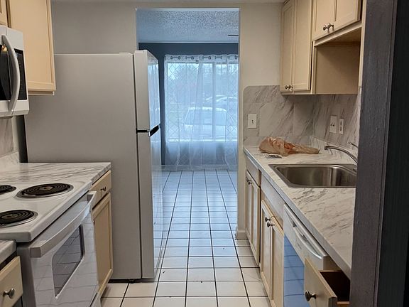 2nd image of 4918 Silver Oaks Vlg