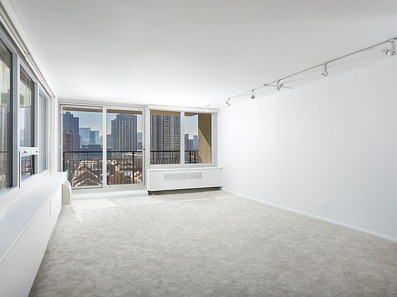 5th image of 88 W Schiller St APT 1002