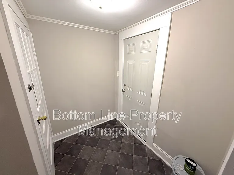 1429 W Horah St — Photo 10