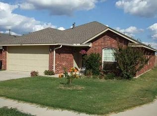 4200 Applegate Dr, Moore, OK 73160