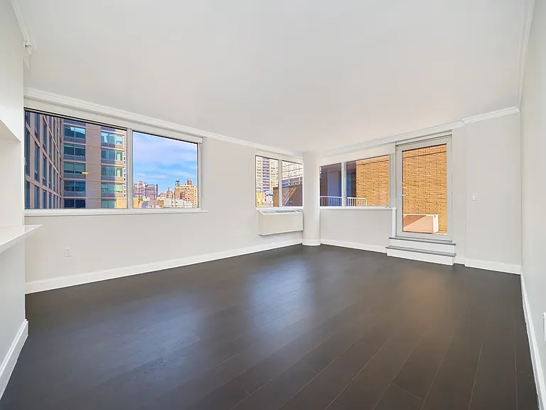 160 Riverside Blvd #9U — Photo 3