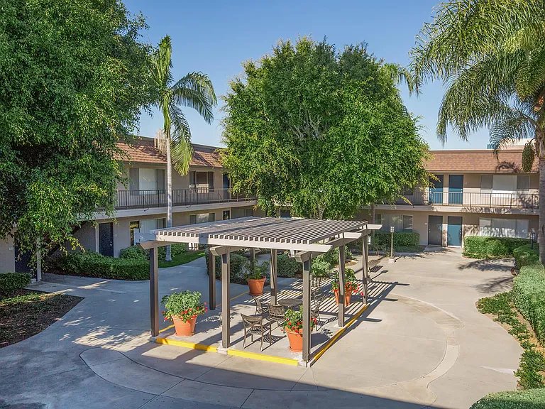Huntington Highlander Apartment Homes — Photo 8