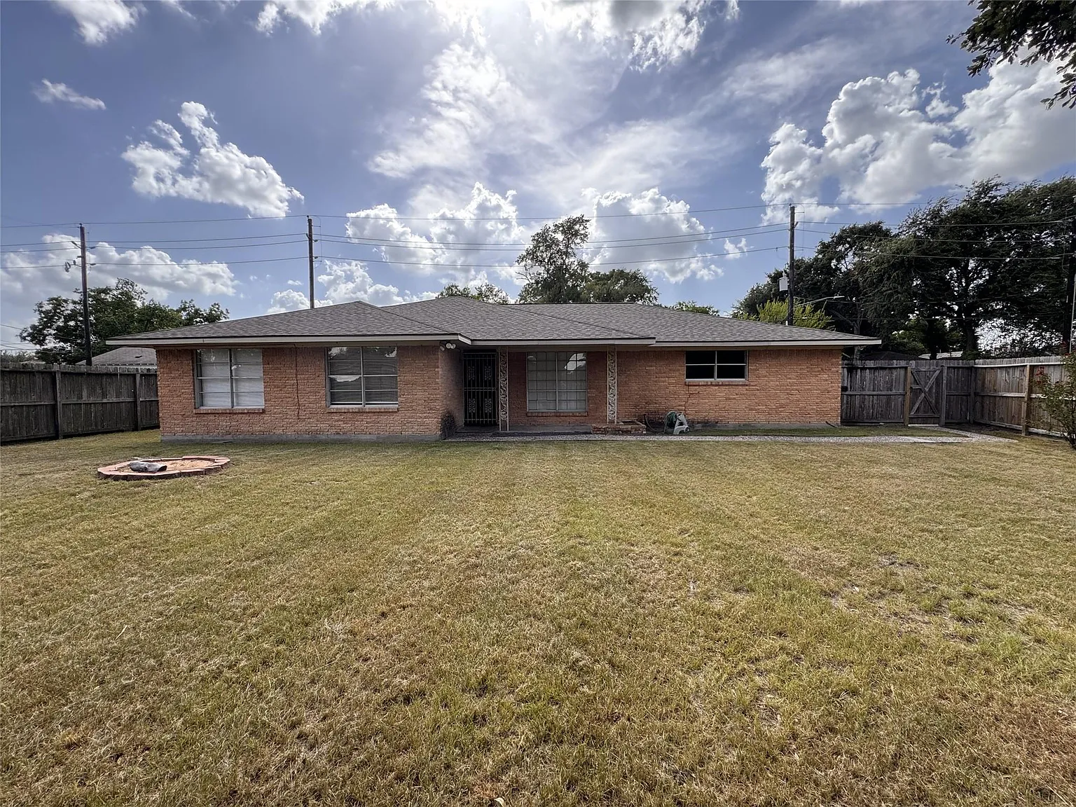 3 bed, 2.0 bath, 1739 sqft, $1,900 — Photo 1