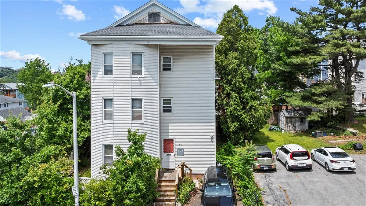3 bed, 1347 sqft, $1,900 — Photo 1