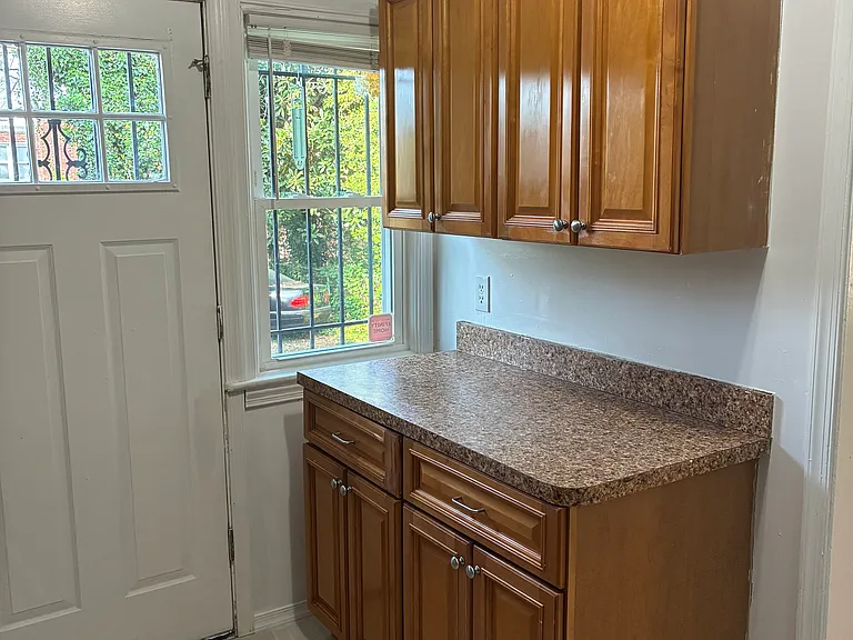 425 Oakwood St SE — Photo 8