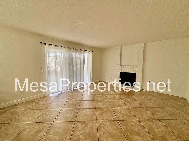 2378 N Sycamore Ave — Photo 9