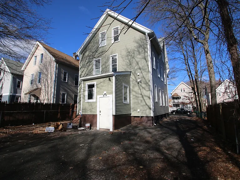 168 Chatham — Photo 24