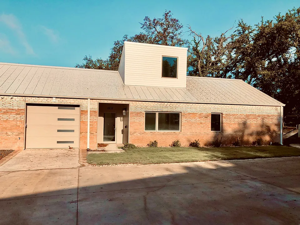 2827 Lone Oak Dr