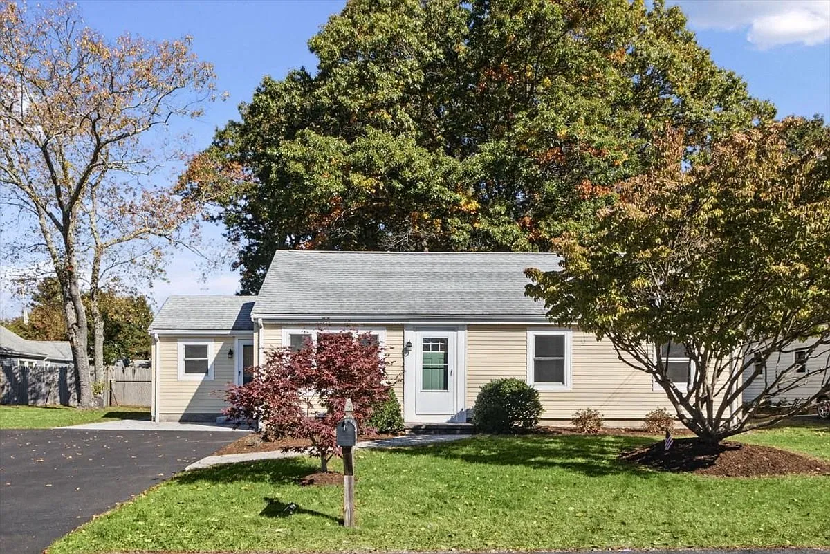 3 bed, 1.0 bath, 1272 sqft, $3,600 — Photo 2