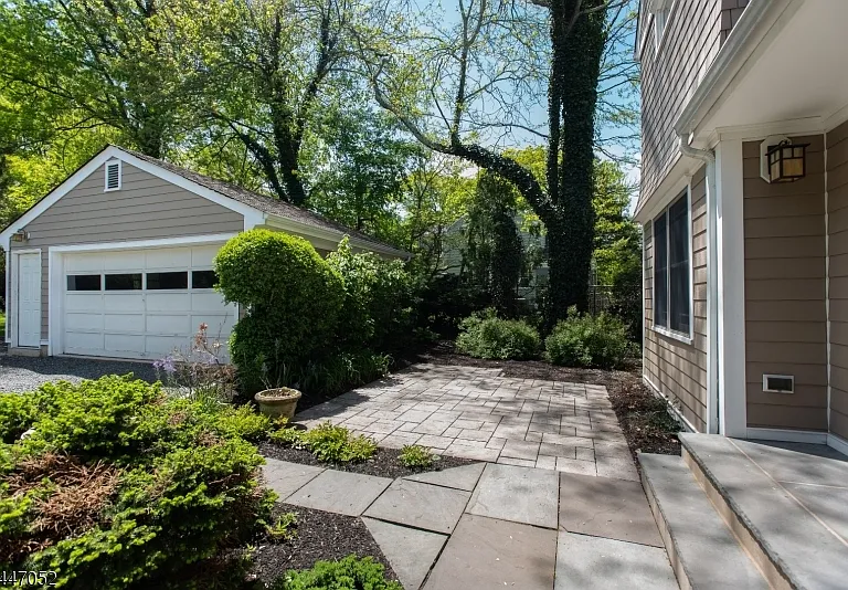 30 Gates Ave — Photo 4