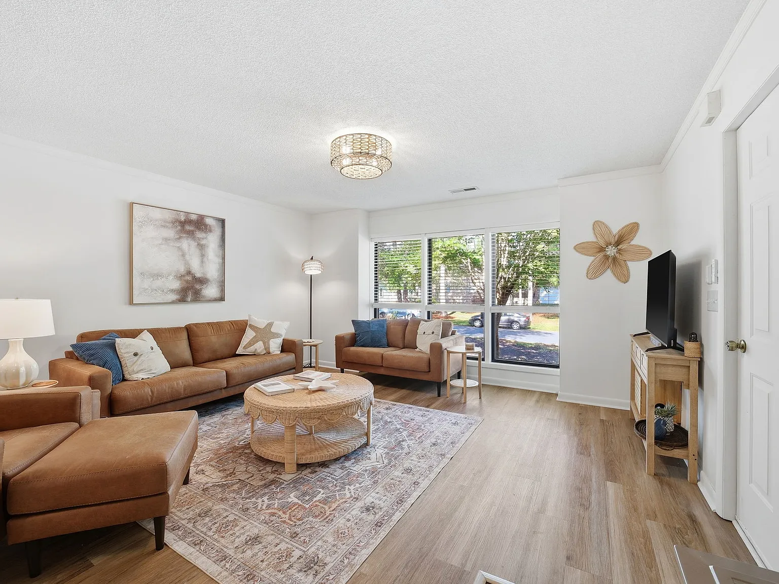 2 bed, 1036 sqft, $2,500 — Photo 2