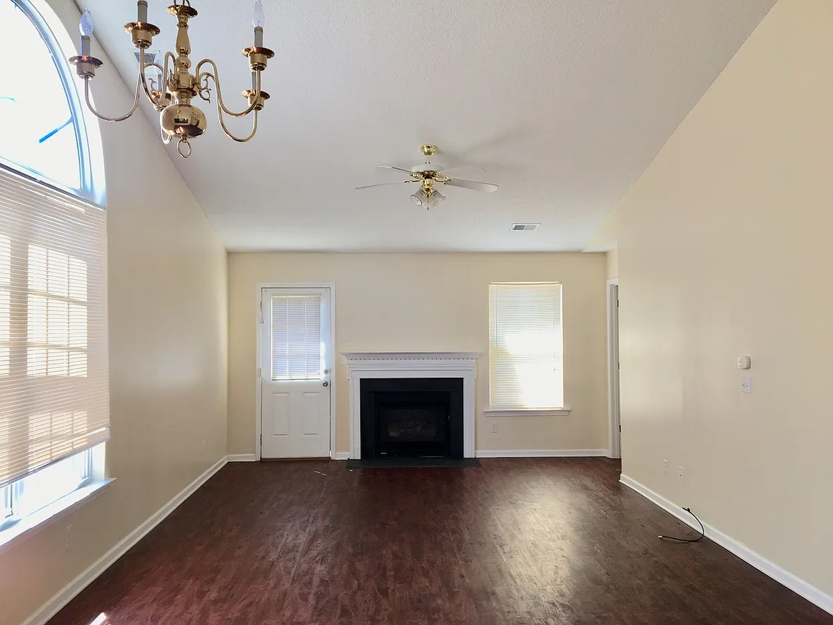 Building Photo - 404 Summit Townes Way