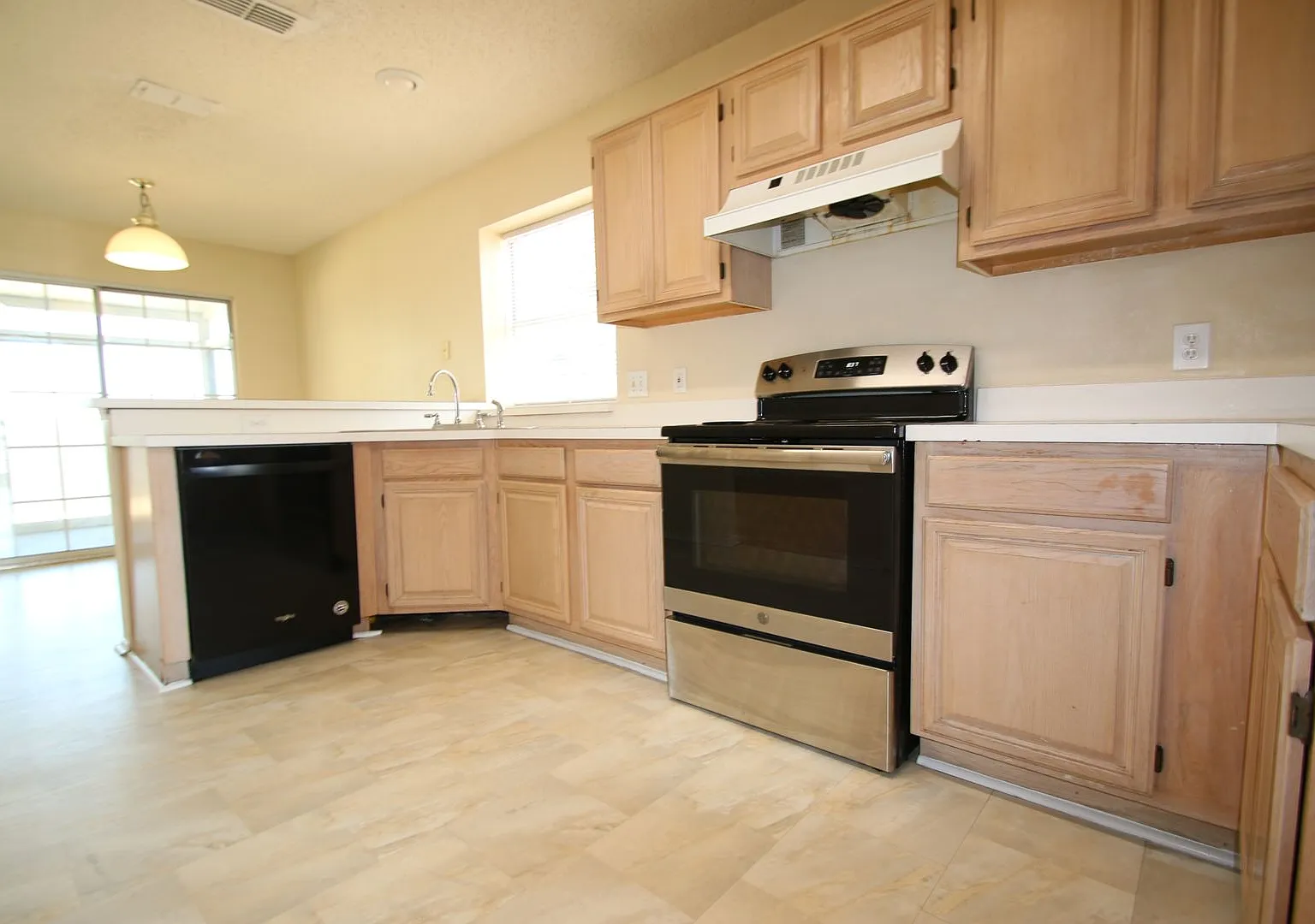 Stunning 4BR/2.5BA South Fort Worth Gem with Sun Room & 2-Car Garage! — Photo 3