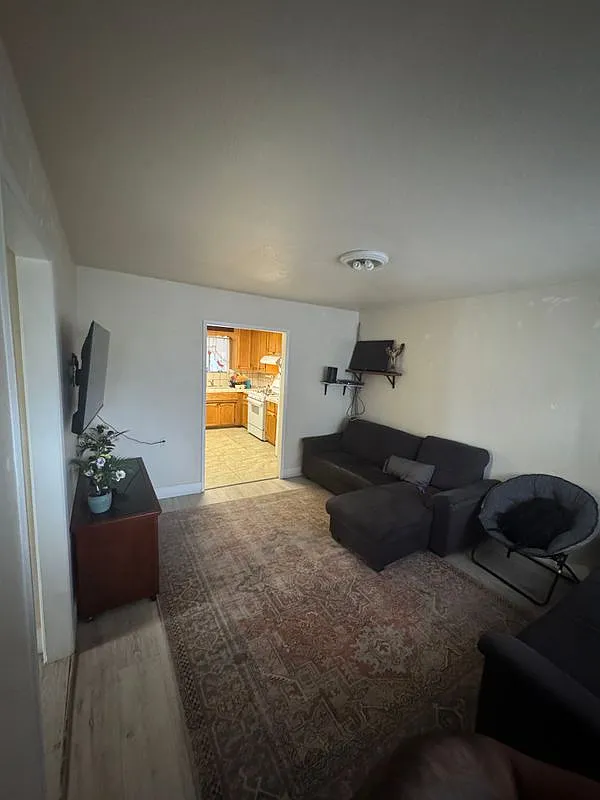 2 bed, 1.0 bath, 864 sqft, $1,600 — Photo 1