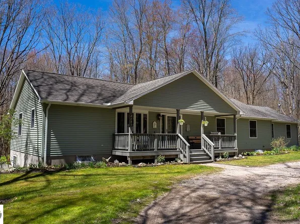 2795 Spruce Hill Dr, Farwell, MI 48622