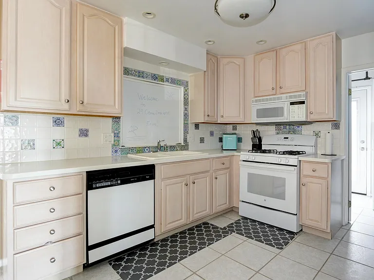 29 Ocean Dr W — Photo 11