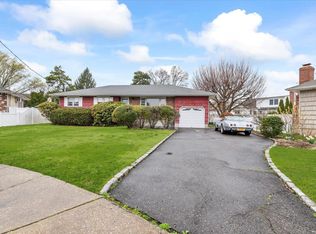 18 Troscher Ln, Bethpage, NY 11714