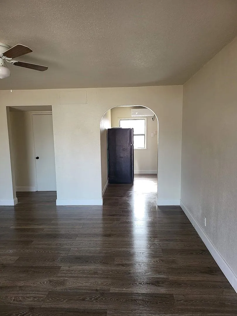 1407 W Hank Ave — Photo 1
