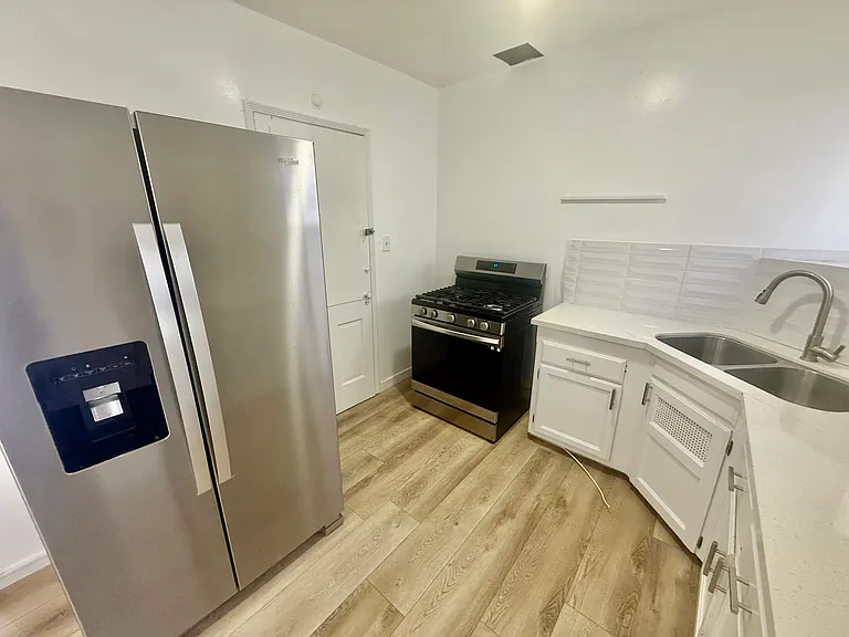 1152 Menlo Ave #1/2 — Photo 2