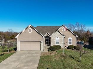 221 Meadowbrook Ln, Wellsville, KS 66092