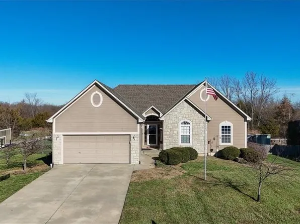 221 Meadowbrook Ln, Wellsville, KS 66092