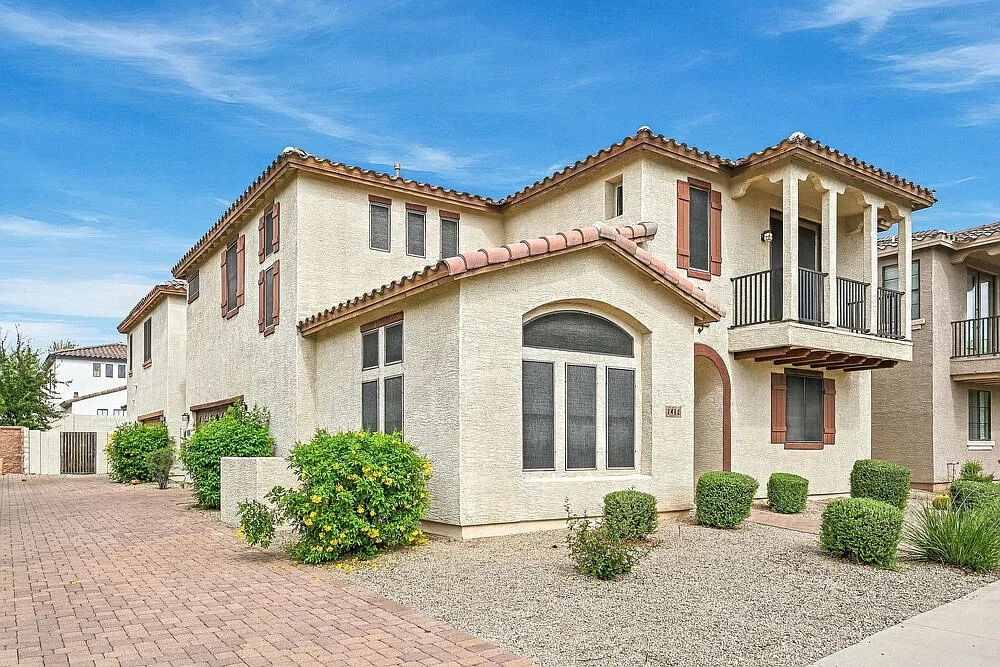 3 bed, 2.5 bath, 1971 sqft, $2,230 — Photo 4
